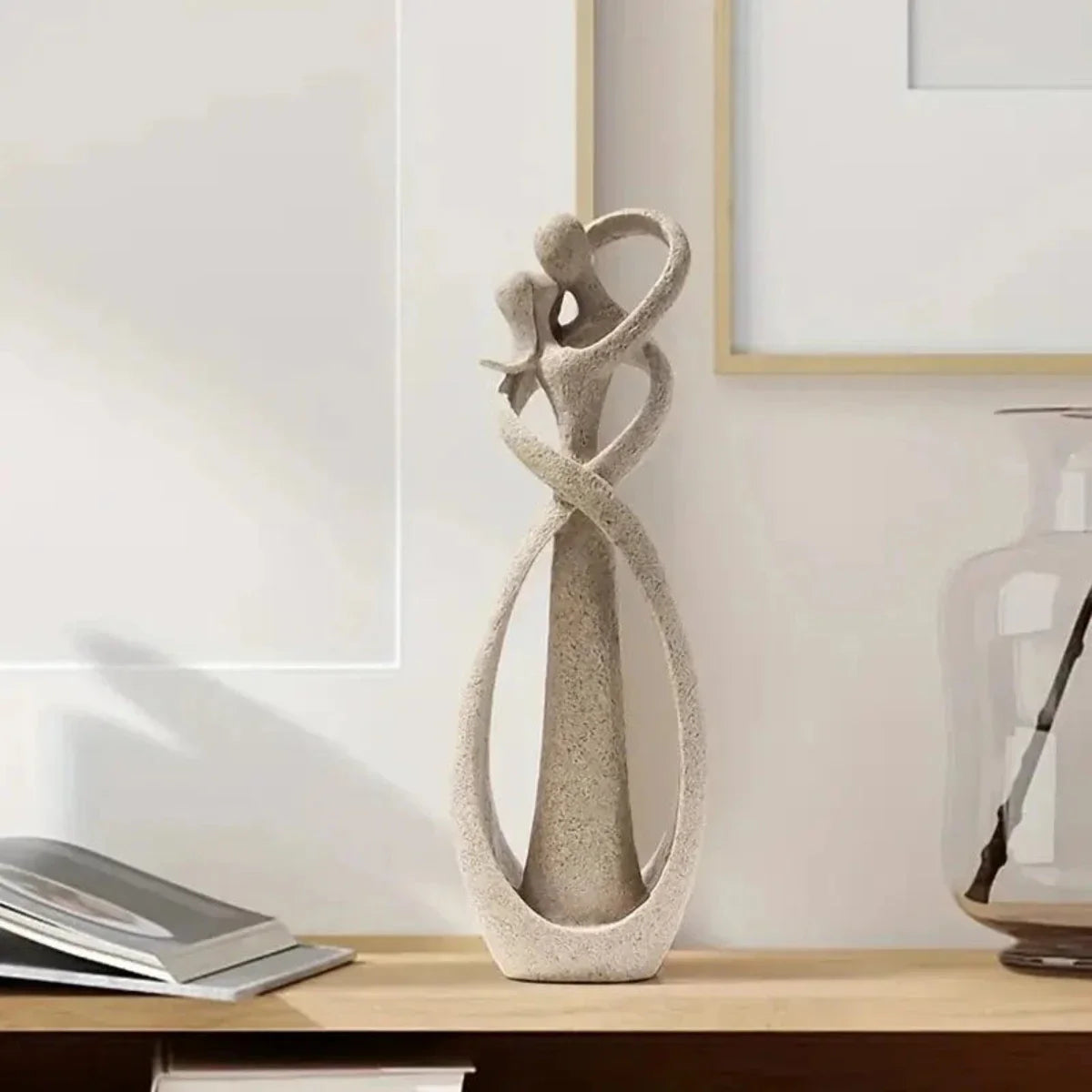 Resin Sculpture – Romantic Couple in Kiss, Atmospheric Decoration for Living Room or Bedroom